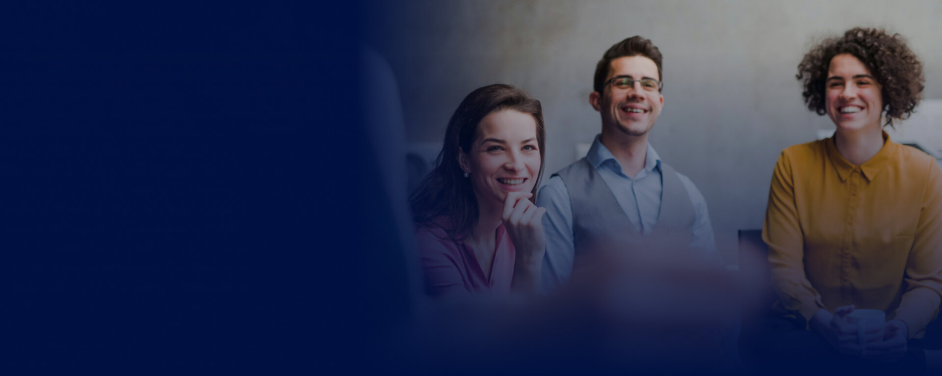 Hisolutions – Innovatives Teamwork für Digitalisierung und IT-Beratung Drei junge Menschen im modernen Meeting – Teamwork und digitale Beratung bei Hisolutions