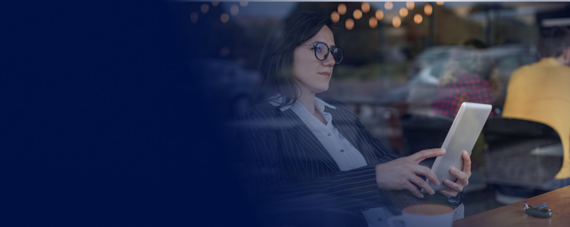 Person arbeitet mit Tablet im modernen Büro – Digitalisierung und IT-Expertise bei HiSolutions